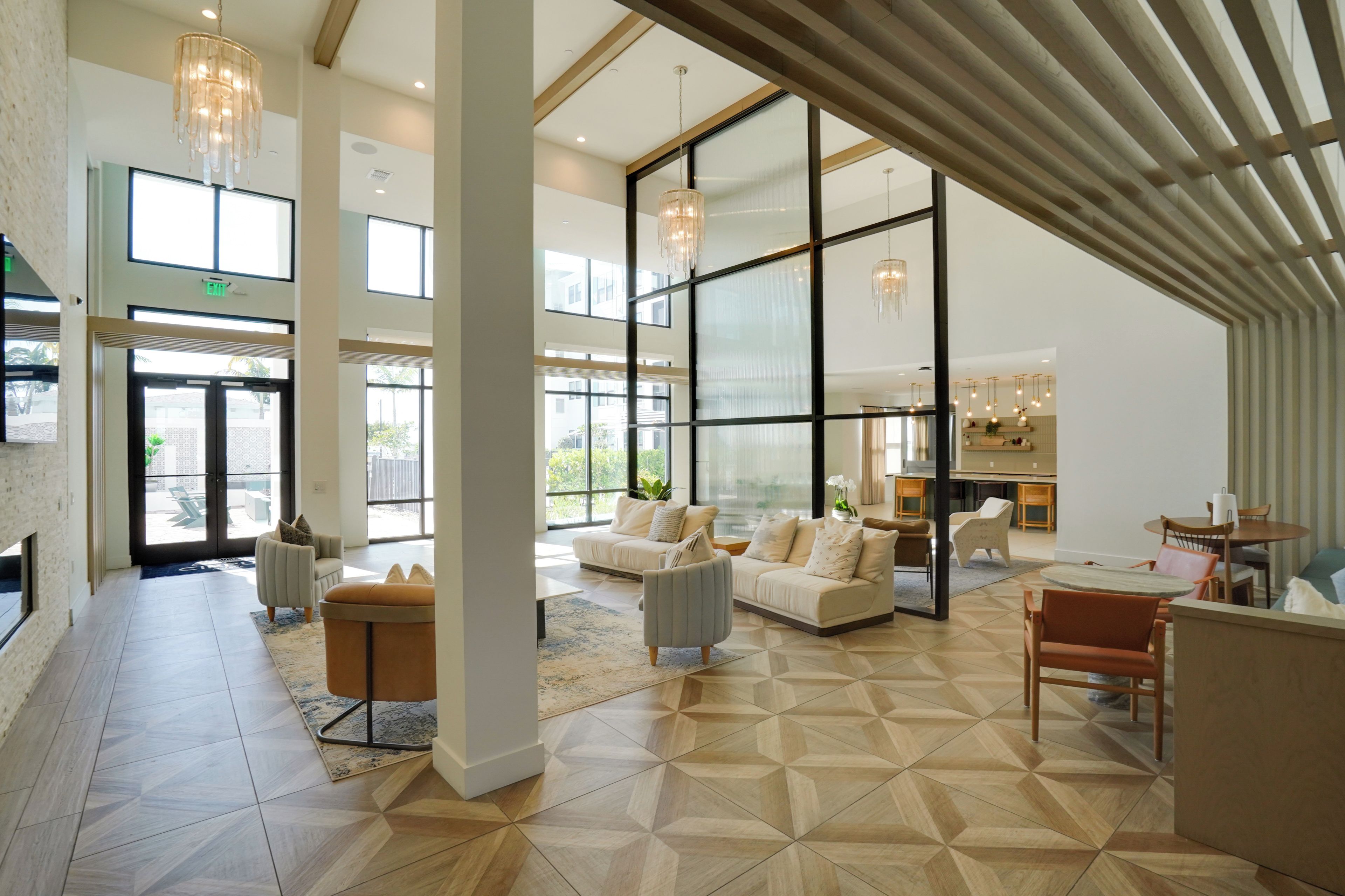 Un vestíbulo amplio con techo alto, ventanas grandes y un diseño de interiores moderno.