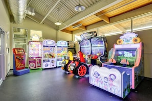 Eine Spielehalle mit Krabschern Maschinen und Rennspielen.