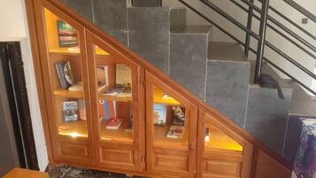 Una escalera con una estantería empotrada de madera.