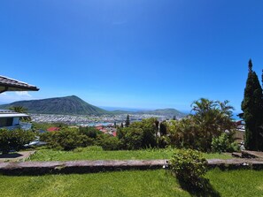 A residential area with a view of a mountain and a coastal cityscape. - Sweeping Ocean & Koko Head Views - Ridgetop Home (Honolulu)
