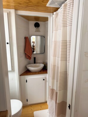 Bathroom - Mountaintop Tiny Home 10 mins from Mount Snow (Dover)