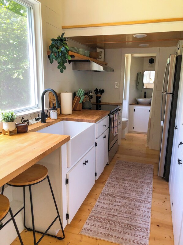 Private kitchen - Mountaintop Tiny Home 10 mins from Mount Snow (Dover)