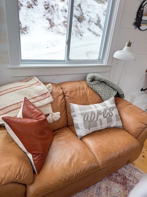 Living area - Mountaintop Tiny Home 10 mins from Mount Snow (Dover)