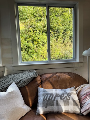Mountaintop Tiny Home 10 mins from Mount Snow