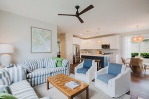 Living area - Little Egret House Luxury 3Bedrm with Fenced Yard (Bluffton)