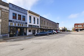 A street with buildings including a bar named 'EZRA ZION CIGAR BAR' and a hotel named 'DECATUR SUITES'.