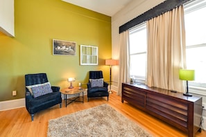 Interior - Historic Decatur Apt w/ courthouse views (Decatur)