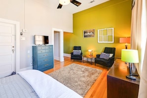 Room - Historic Decatur Apt w/ courthouse views (Decatur)