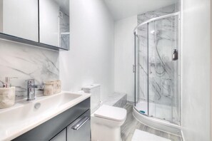 Bathroom - 7 Clarendon Place (Maidstone)