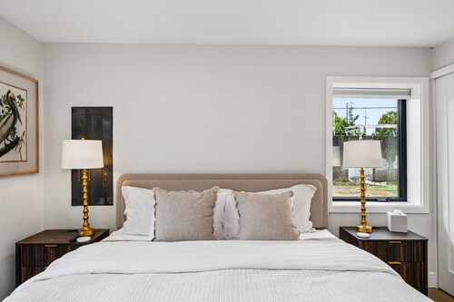 South Campus Modern - Upscale & Walkable To Uo, Park & Shops 3 Bedroom Home