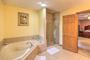 Bathroom - Phenomenal 5-bedroom house with AC in Big Bass Lake (Big Bass Lake)