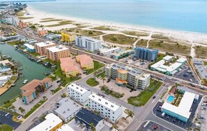 Eine Küstenstadt mit Gebäuden, Straßen und einem Strand.