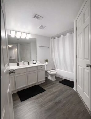 Bathroom - Cozy Midlothian Spot – Relax & Unwind Nearby (Ennis)