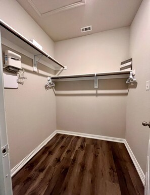 Unclassified image, 3 of 6, button - Ensign - Cozy 1-Bedroom Apartment in Ennis, TX (Ennis)