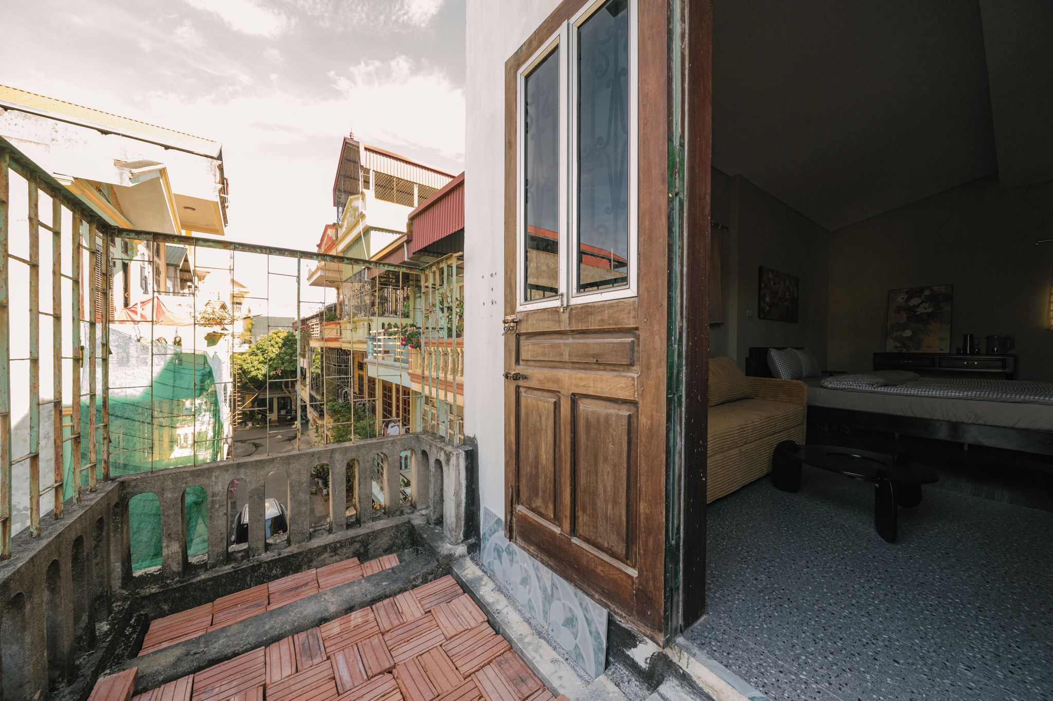 Una habitación con una cama, un escritorio y una ventana.