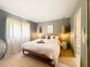 A bedroom with a bed, bedside tables, a mirror, and a door. - Cocooning - 3 cozy bedrooms, direct beach access (Marigot)