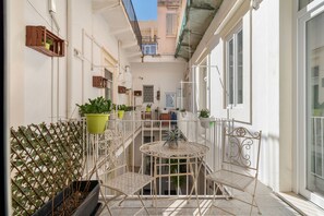 Outdoor dining - Apartment 'Iris' with balcony, Wi-Fi and air conditioning (Siracusa)
