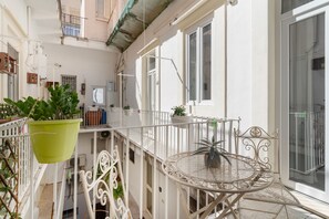 Outdoor dining - Apartment 'Iris' with balcony, Wi-Fi and air conditioning (Siracusa)