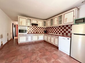 A kitchen with white cabinets, a red and white checkered backsplash, and a white dishwasher. - La Parenthèse Suryssoise: Sit down, take a breath... Near Sancerre and the Loire River (Sury-ès-Bois)