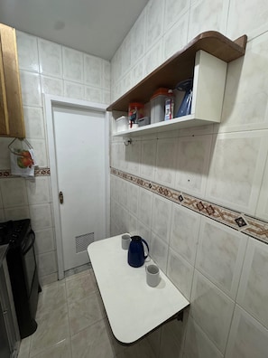Private kitchen - Quarto de Hóspedes a 3 min da praia (Rio de Janeiro)