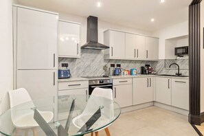 Room - 1 Bedford House - Close to Town and Seafront (Tenby)
