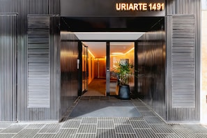 Ein moderner Hotel Eingang mit einem Schild, auf dem 'URIARTE 1491' steht.