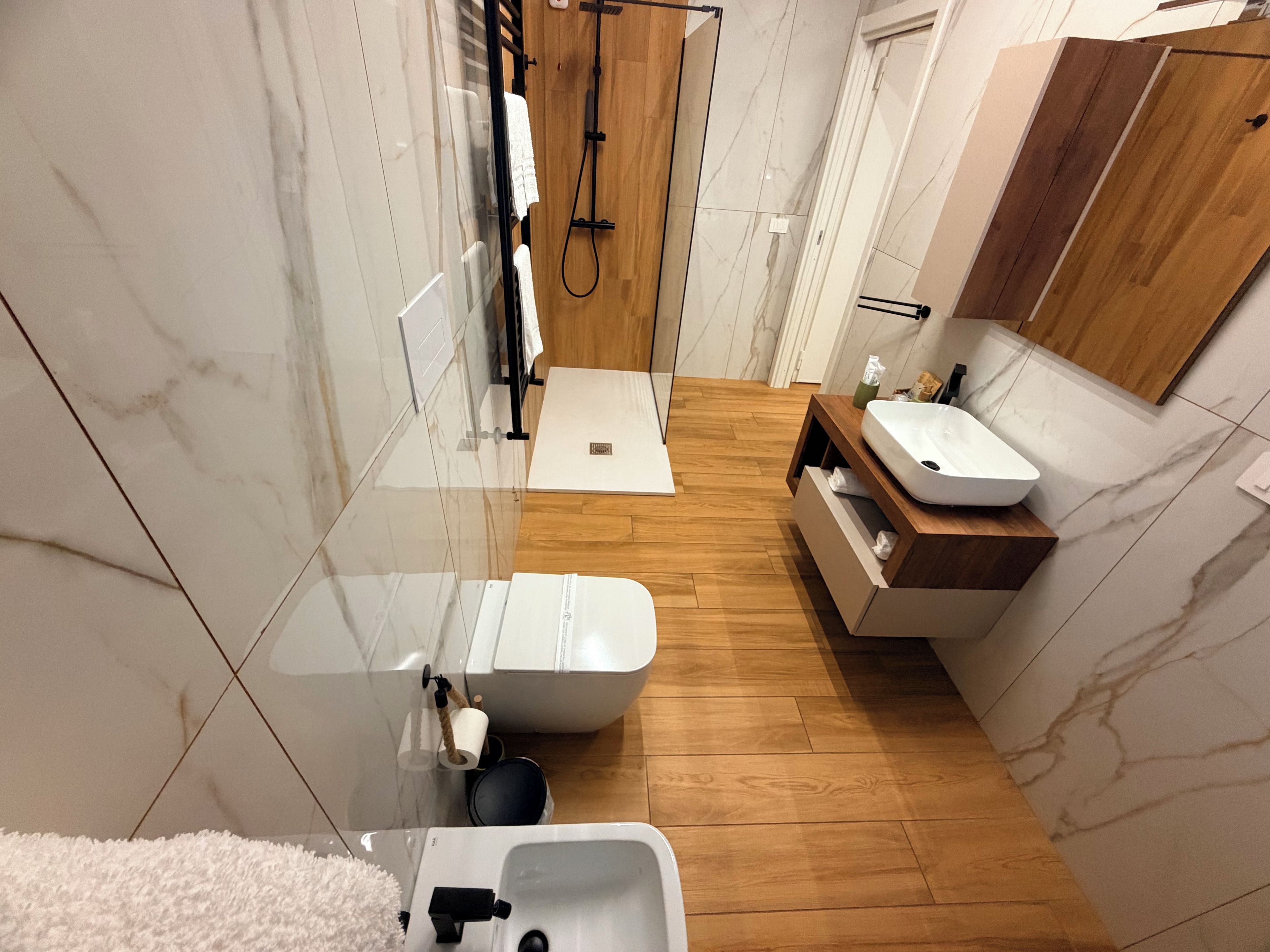 Un baño moderno con inodoro, bidé y lavamanos.