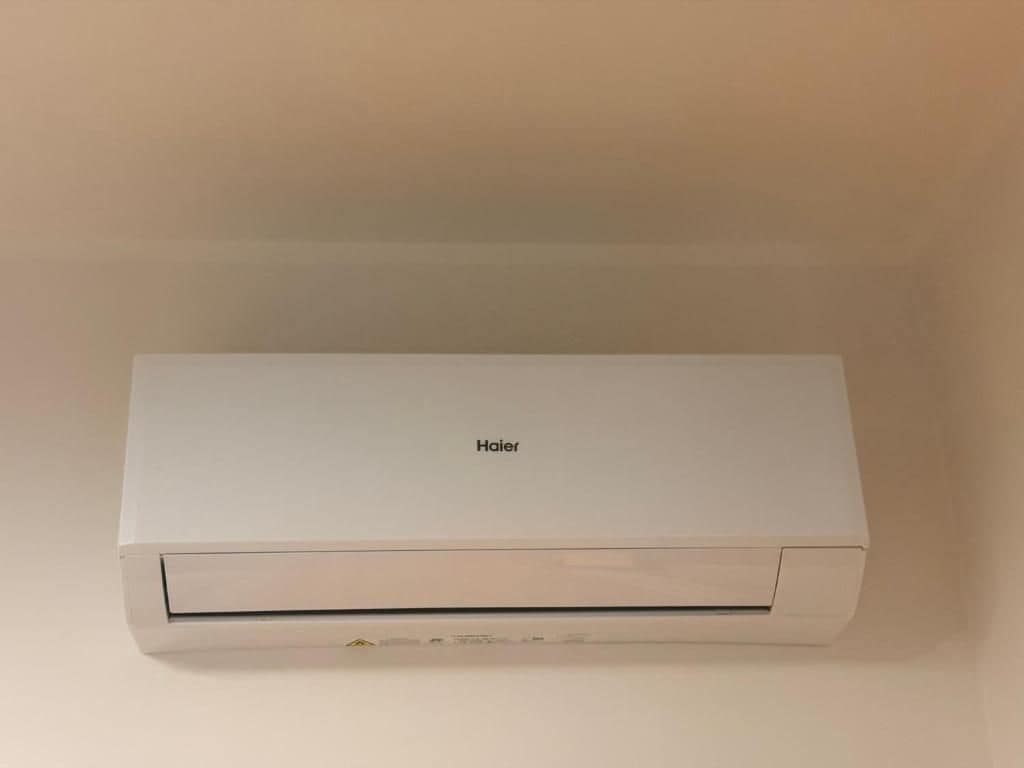 Un equipo de aire acondicionado Haier blanco montado en la pared.