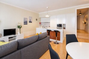 A modern apartment with a living room, kitchen, and dining area. - Virginie Almada Apartment (Porto)