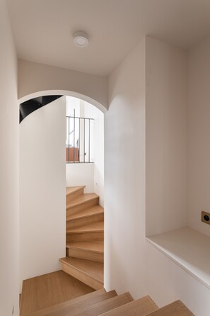 Eine Treppe führt zu einer Aussichtsplattform mit einem Balkon.