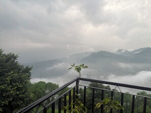 Property grounds - Hotel Satovari Pride by BELMONT RESORTS (Dharamshala)