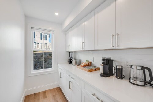 Luxury Portside Townhome Steps to Niles Beach