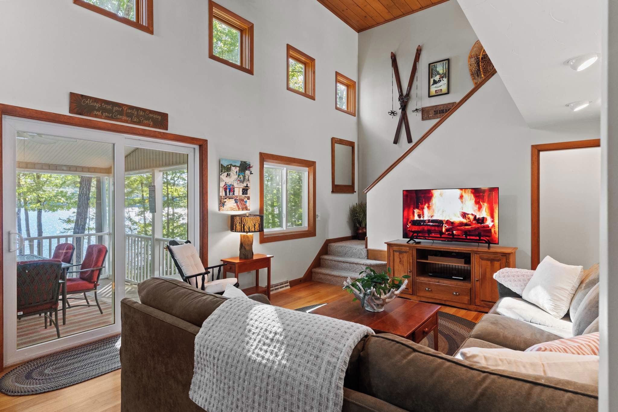 Una sala de estar acogedora con chimenea, asientos cómodos y vistas al exterior.