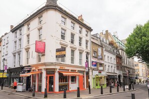 A street view with a building labeled 'Stunning Model Style Offices' and a 'To Let' sign. - Luxury City Apartment in the Heart of Farringdon (London)