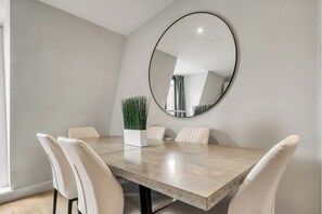 Dining - 1BR Flat 1 Min from Finsbury Park Station (London)