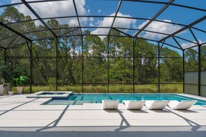 Una piscina cubierta al aire libre con vista a un bosque.