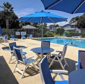 A poolside area with lounge chairs and umbrellas, a pool, and a sign indicating no diving. - Sea Horse Beach House 2BR 3BA Sleep7,with Pool Near Cherry Grove4Mile From Beach (Little River)