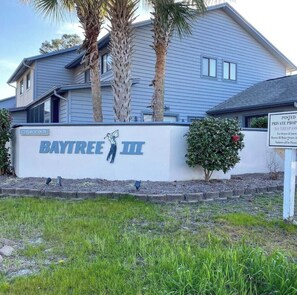 A residential property named 'Baytree III' with a golf-themed sign, a palm tree, and a 'No Trespassing' sign. - Sea Horse Beach House 2BR 3BA Sleep7,with Pool Near Cherry Grove4Mile From Beach (Little River)