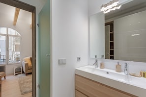 Bathroom - Stylish Stay in Salamanca (Madrid)