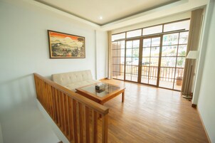 Una sala de estar con un sofá, una mesa de centro y un cuadro en la pared.