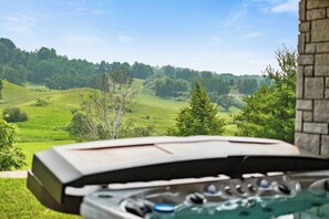 Ein Bedienfeld mit Blick auf eine grüne Landschaft.