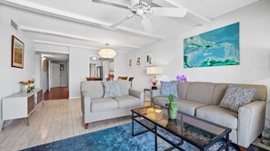 Ein modernes Wohnzimmer mit einer Couch, einem Couchtisch und einer Karte an der Wand.
