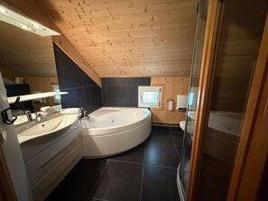 A modern bathroom with two sinks, a large bathtub, and a shower. - 014 Mw23 in Murau (Murau)