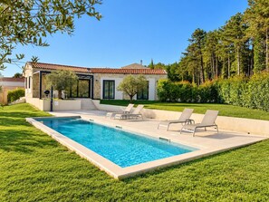 A modern house with a swimming pool, outdoor seating, and a well-maintained garden. - Villa Casa Vesta - Two Bedroom Villa, Sleeps 4 (Sveti Ivan)