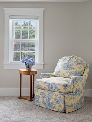 A room with a window, a chair, and a small table with a vase. - Chestnut Inn (Sandwich)