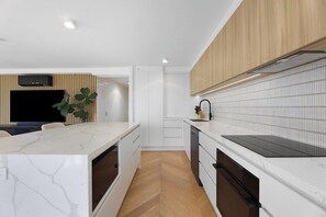 Private kitchen - Northcliffe Beach Escape & Ocean View - Pool, Spa (Surfers Paradise)