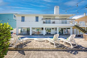 A two-story house with a swimming pool, outdoor seating, and a balcony. - Amazing Waterfront Home 2 Blks 2 Beach & Food (Indian Rocks Beach)