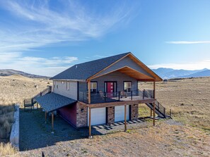A two-story house with a balcony, garage, and a view of the surrounding landscape. - CGOs Lookout A spacious 2-bedroom 2 king beds 2 bath house in Emigrant (Emigrant)