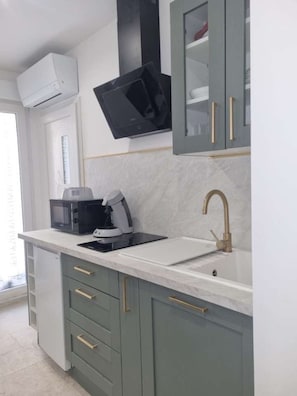 Private kitchen - New studio apartment in Provence, in the heart of the port of Saint-Chamas (Saint-Chamas)