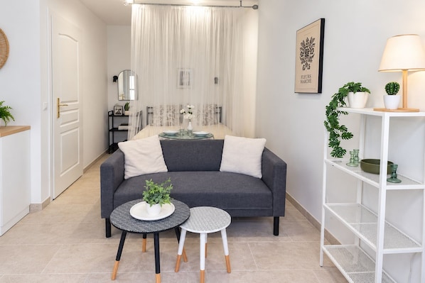 Living area - New studio apartment in Provence, in the heart of the port of Saint-Chamas (Saint-Chamas)
